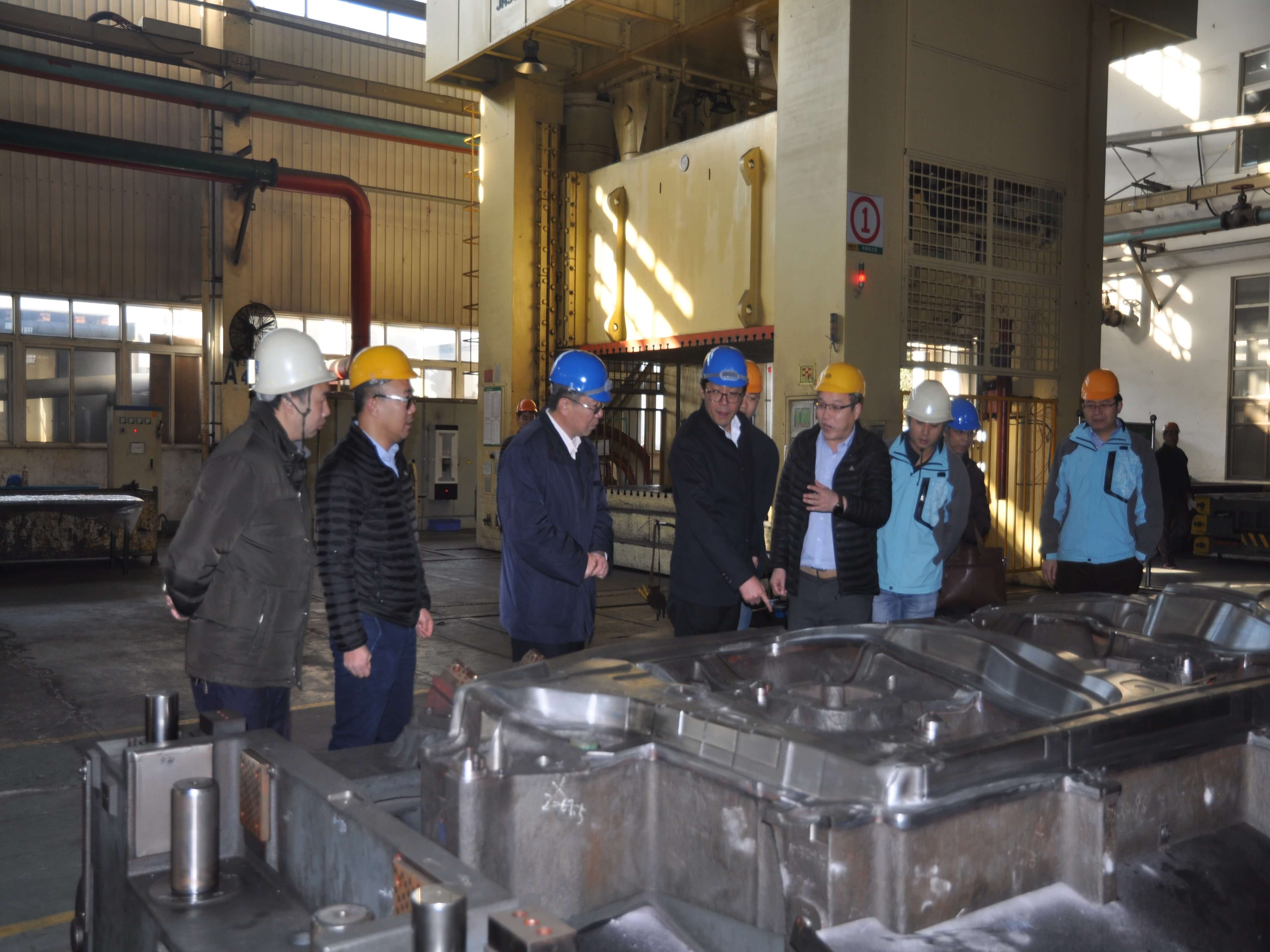 福臻副總經理劉偉向安衛介紹模具車間情況.JPG