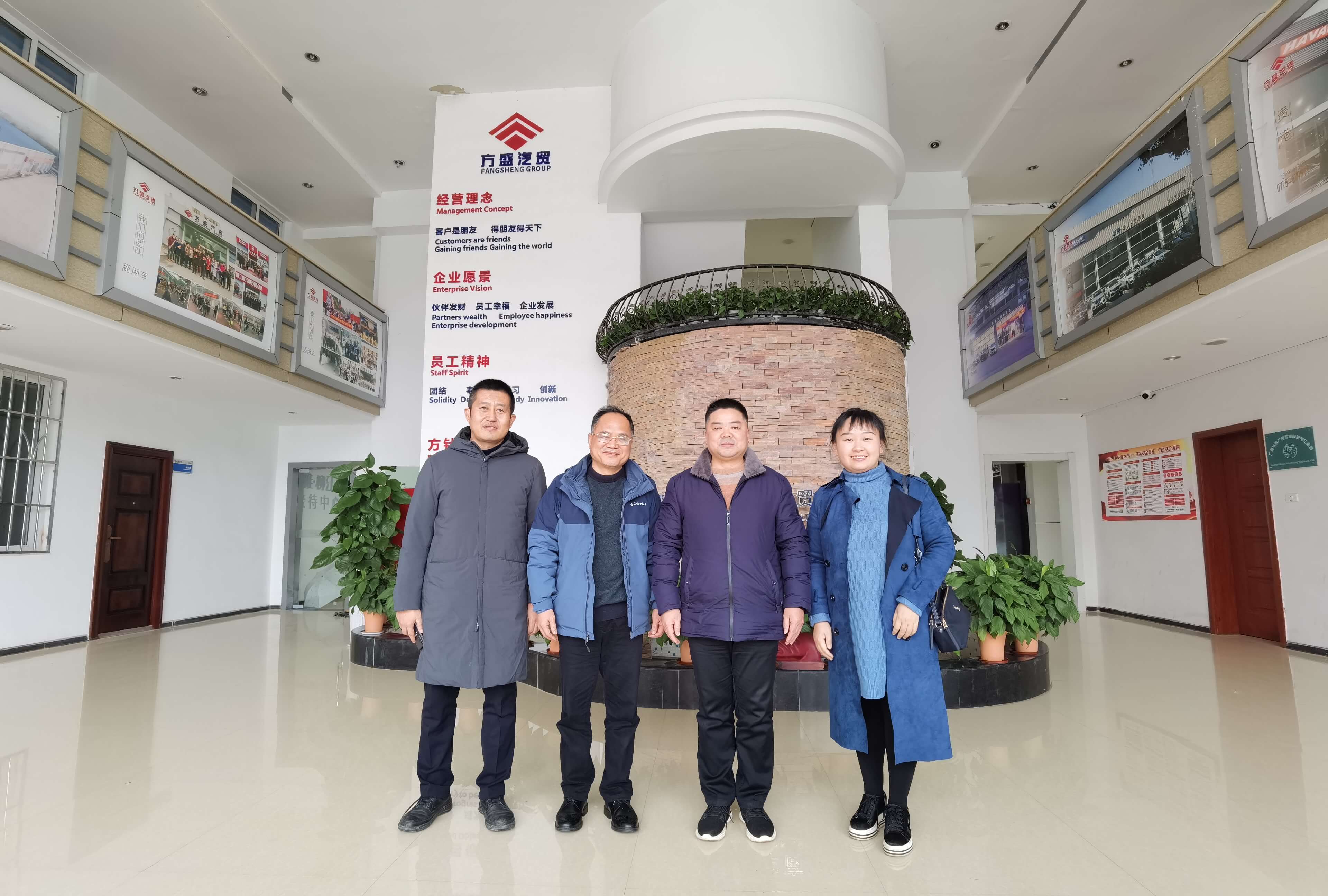 公司大廳合影1.jpg